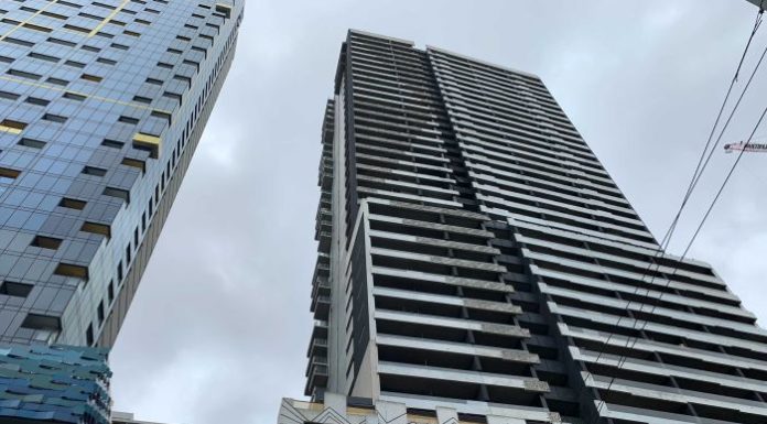 Construction projects could stall over lack of combustible cladding insurance – AM – ABC News