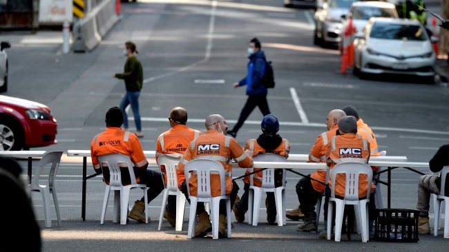 Melbourne tradies stop traffic and trams in protest against tearoom ban – Sky News Australia