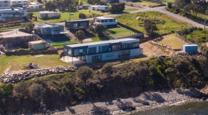 47 defects and hundreds of thousands of dollars: Tasmanian couple’s dream waterfront home facing demolition