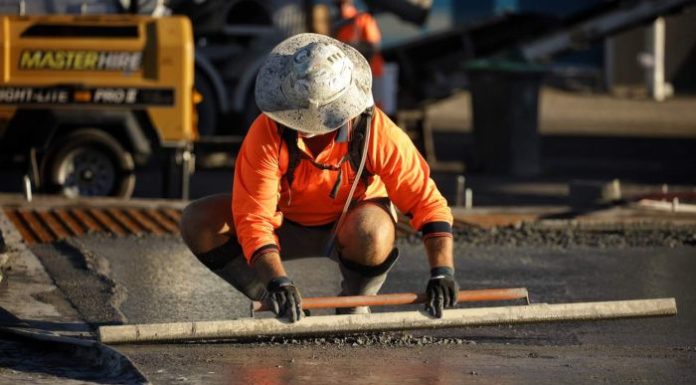 Ageing Tasmanian tradies getting back on the tools to address labour shortages in the construction sector