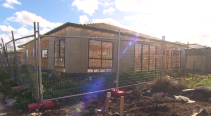 Hundreds of Aussie families left in limbo as construction crisis worsens – 7NEWS